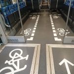 Beschriftung und Versiegelung von Bodenbelag